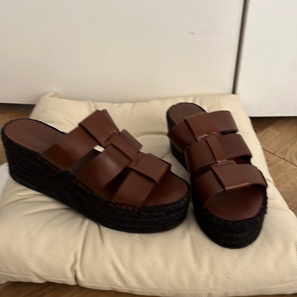 VINCE - Picture 1 of 9